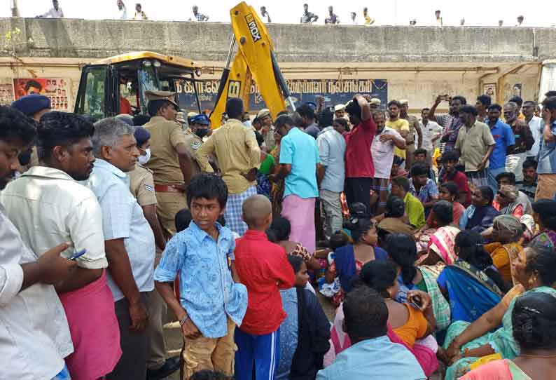 ஆக்கிரமிப்பு வீடுகளை அகற்ற பொதுமக்கள் எதிர்ப்பு; பொக்லைன் எந்திரங்களை சிறைபிடித்து போராட்டம்