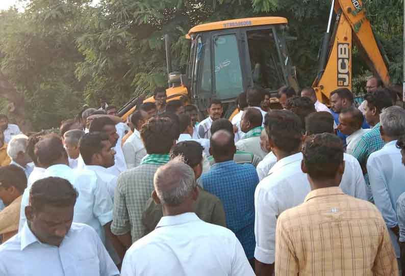 அம்மா பூங்கா சுற்றுச்சுவர் இடிக்கப்பட்டதற்கு எதிர்ப்பு தெரிவித்து பொதுமக்கள் திரண்டனர்