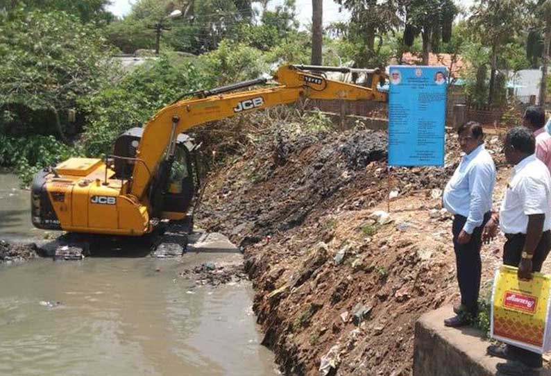 பாசன வாய்க்கால்கள் தூர்வாரும் பணி; அதிகாரி ஆய்வு