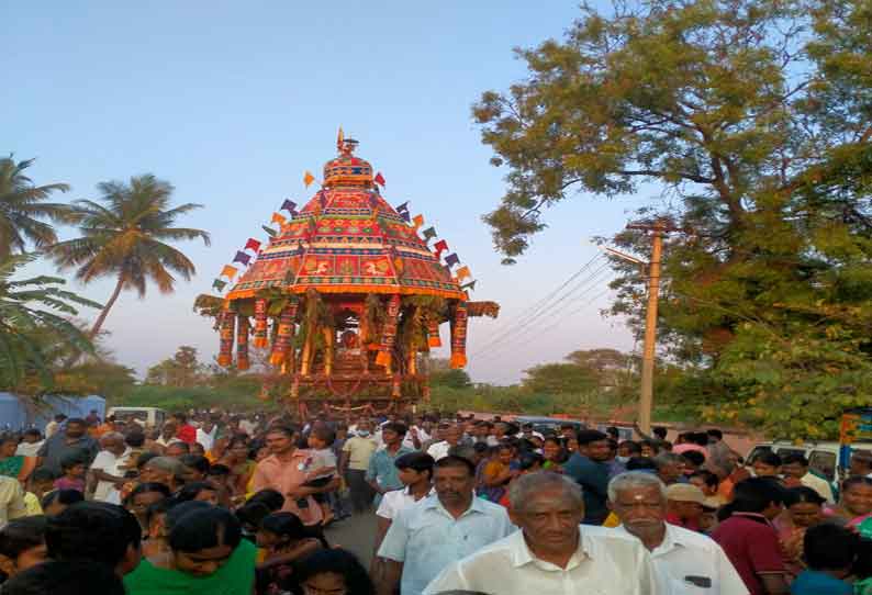 அறச்சலூர் பொன் மாரியம்மன் கோவில் தேரோட்டம்; ஏராளமான பக்தர்கள் வடம் பிடித்து இழுத்தனர்