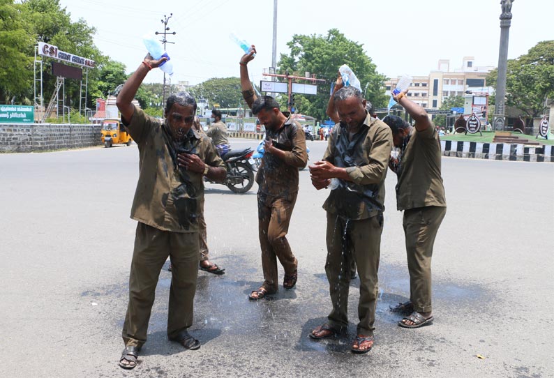 ஆட்டோ ஓட்டனுமா மாதம்  ரூ.10 ஆயிரம் மாமூல் கேட்ட கும்பல் தீக்குளிக்க முயன்ற ஆட்டோ டிரைவர்கள்