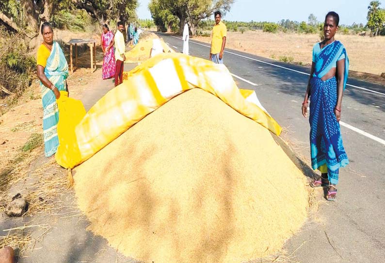 நெல் கொள்முதல் நிலையம் திறக்கப்படாததால் நெடுஞ்சாலையில் நெல்லை கொட்டி வைத்திருக்கும் விவசாயிகள்