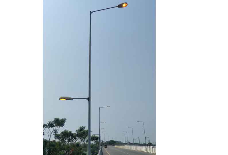 பகலில் ஒளிர்ந்த மின் விளக்குகள்