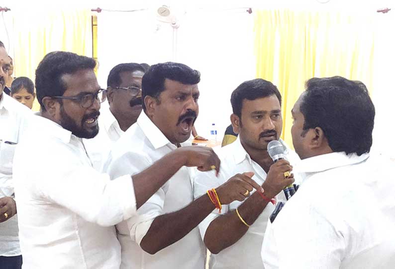 குமாரபாளையம் நகராட்சி கூட்டத்தில் அ.தி.மு.க., சுயேச்சை கவுன்சிலர்கள் வாக்குவாதம் தி.மு.க., அ.தி.மு.க. கவுன்சிலர்கள் வெளிநடப்பு