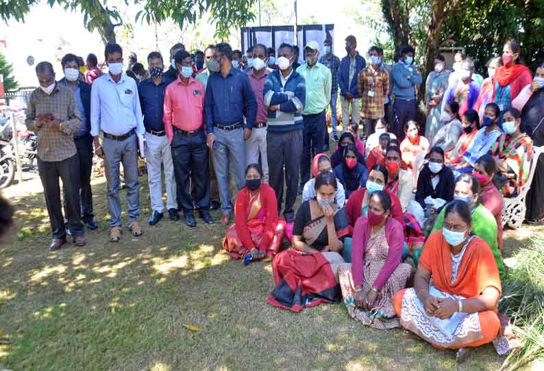 நீலகிரியில் தேர்தல் பணியை புறக்கணித்து வருவாய்த்துறை அலுவலர்கள் போராட்டம்