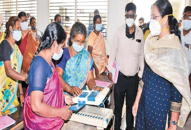 காஞ்சீபுரத்தில் நகர்ப்புற உள்ளாட்சி தேர்தல்: வாக்குச்சாவடி அலுவலர்களுக்கு பயிற்சி வகுப்பு காஞ்சீபுரத்தில் நகர்ப்புற உள்ளாட்சி தேர்தல்: வாக்குச்சாவடி அலுவலர்களுக்கு பயிற்சி வகுப்பு