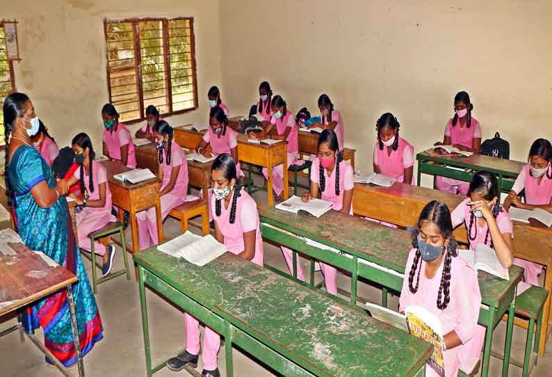 கோவையில் உற்சாகமாக பள்ளிக்கு வந்த மாணவ மாணவிகள்