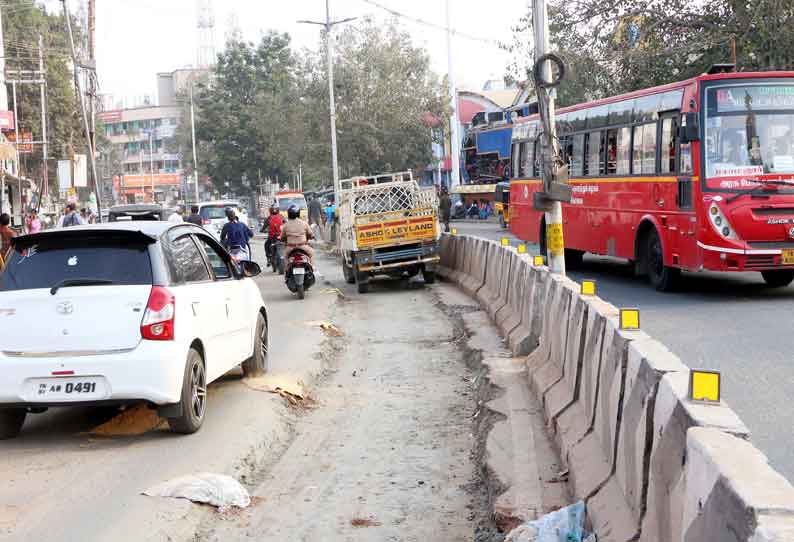 வாகன ஓட்டிகளை வதைக்கும் கோவை ரெயில் நிலைய சாலை