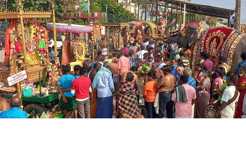 தை அமாவாசையை முன்னிட்டு புதுவை கடற்கரையில் தீர்த்தவாரி நிகழ்ச்சி திரளான பக்தர்கள் சாமி தரிசனம்