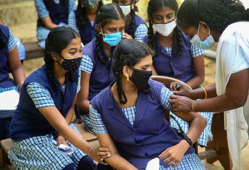 சிறுவர்களுக்கு 2-வது டோஸ் தடுப்பூசி செலுத்துவதை துரிதப்படுத்துக - மத்திய அரசு