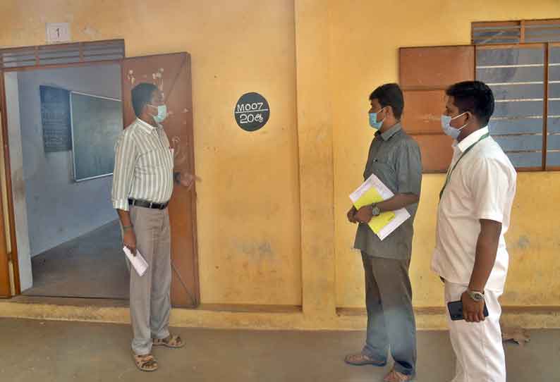 பொள்ளாச்சி நகராட்சியில் வாக்குச்சாவடிகளில் தேர்தல் நடத்தும் அதிகாரி ஆய்வு