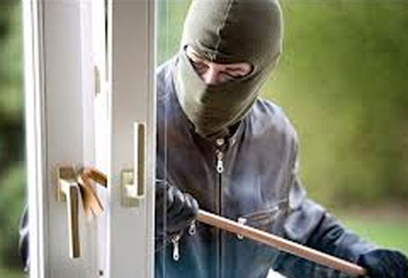 குன்றத்தூரில் சூப்பர் மார்க்கெட்டின் பூட்டை உடைத்து திருட்டு குன்றத்தூரில் சூப்பர் மார்க்கெட்டின் பூட்டை உடைத்து திருட்டு