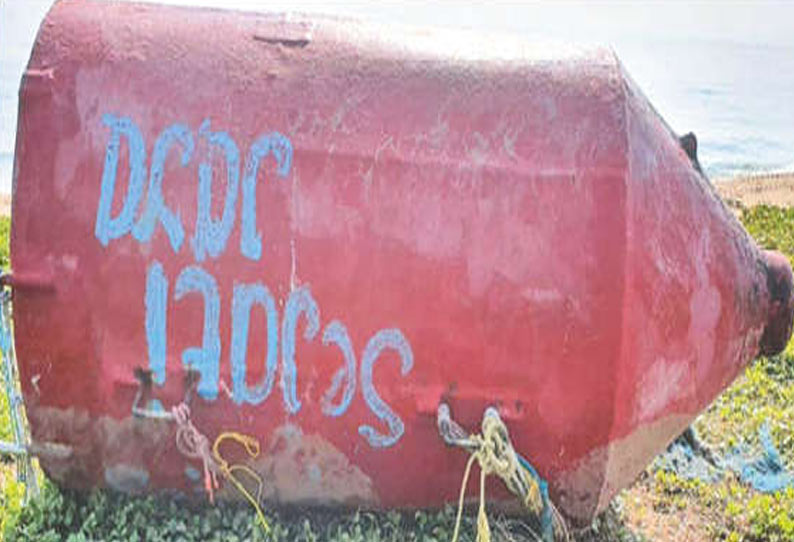 பனையூர் குப்பம் கடற்கரையில் மர்ம பொருள் கரை ஒதுங்கியதால் பரபரப்பு