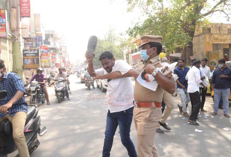 தமிழக கவர்னர் படத்தை செருப்பால் அடிக்க முயன்றவர் கைது