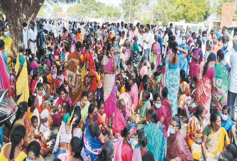 சமூக இடைவெளியின்றி கூட்டமாக கூடி நிற்கும் வேட்பாளர்களின் ஆதரவாளர்கள் சமூக இடைவெளியின்றி கூட்டமாக கூடி நிற்கும் வேட்பாளர்களின் ஆதரவாளர்கள்