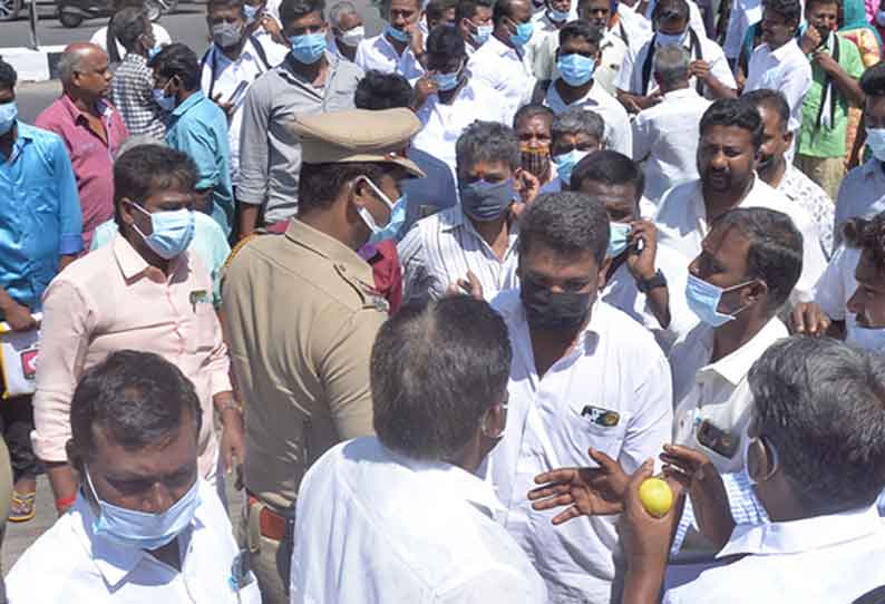 பொள்ளாச்சி, பிப்.5- நகராட்சி, பேரூராட்சிகளில் கடைசிநாள் வேட்புமனு தாக்கல் களைகட்டியது. சமூக இடைவெளியை மறந்தனர் பொள்ளாச்சி, பிப்.5- நகராட்சி, பேரூராட்சிகளில் கடைசிநாள் வேட்புமனு தாக்கல் களைகட்டியது. சமூக இடைவெளியை மறந்தனர்