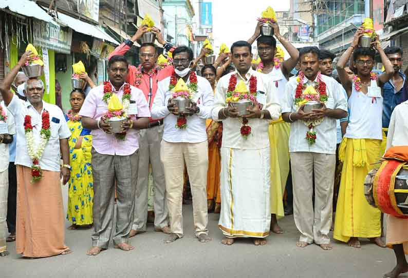 பால்குடம் எடுத்து பக்தர்கள் ஊர்வலம்