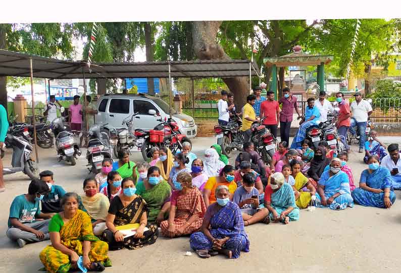 ஆரணி நகராட்சி அலுவலகம் முன்பு ஆதரவாளர்கள் தர்ணா போராட்டம்