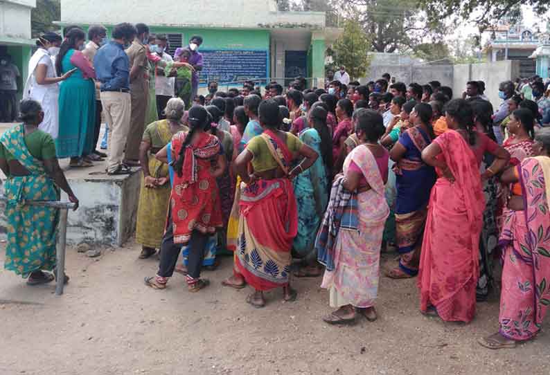 செவிலியர் இ்ல்லாமல் ஆண் டாக்டர் ஒருவர் மாணவிகளை முழு மருத்துவ பரிசோதனை செய்ததாக குற்றச்சாட்டு