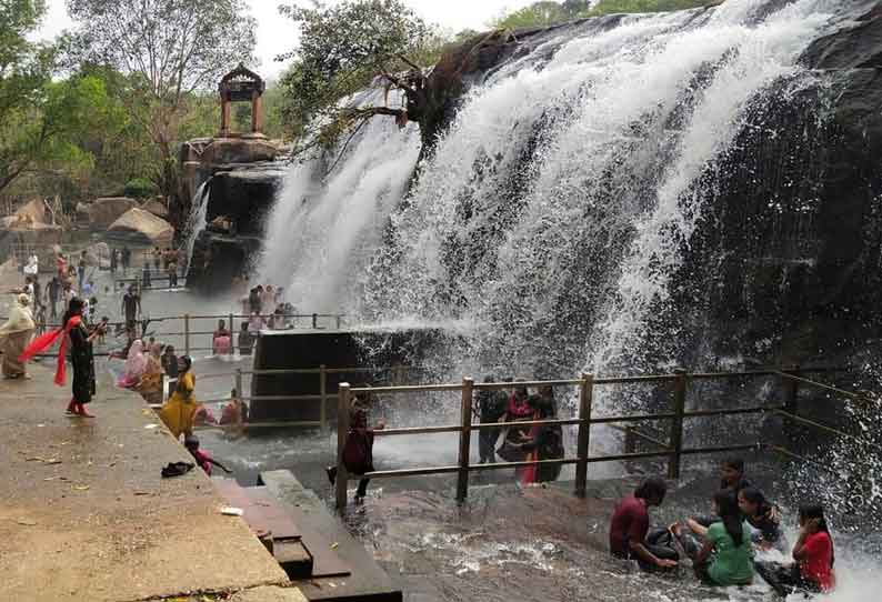 திற்பரப்பு அருவியில் குளித்து  மகிழ்ந்த சுற்றுலா பயணிகள்