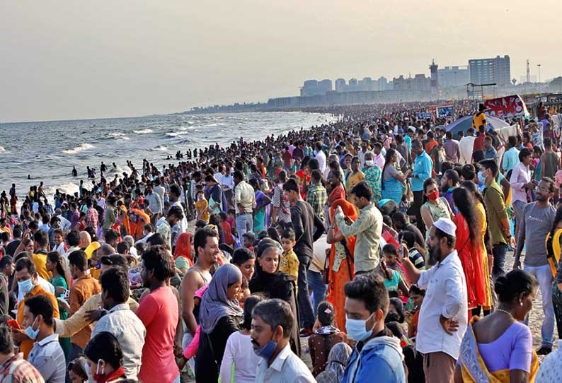 மெரினா கடற்கரை கரையில் கூடிய மக்கள் கூட்டம்