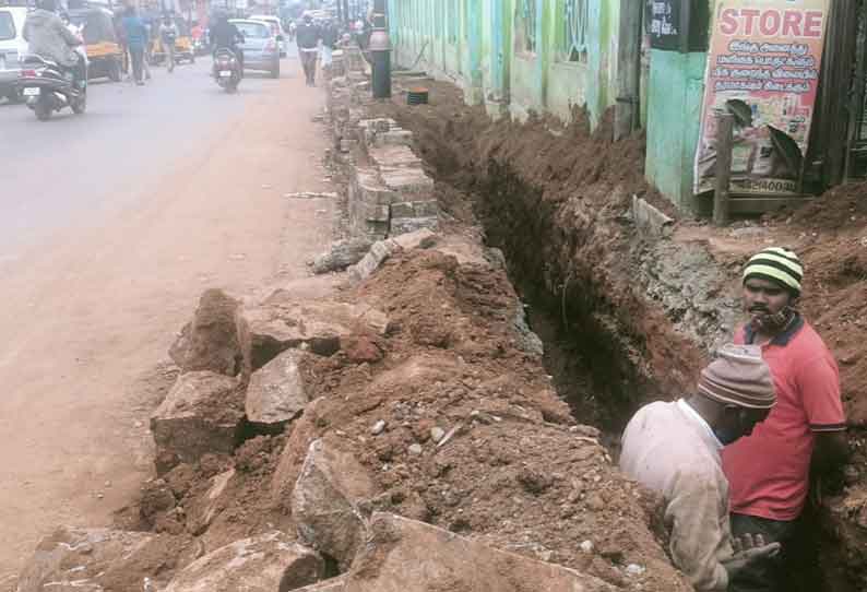 நடைபாதையை விரைவாக சீரமைக்க வேண்டும்