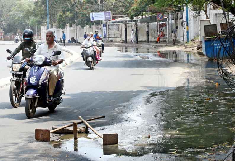 பாதாள சாக்கடையில் அடைப்பு சாலையில் ஆறாக ஓடிய கழிவுநீர்