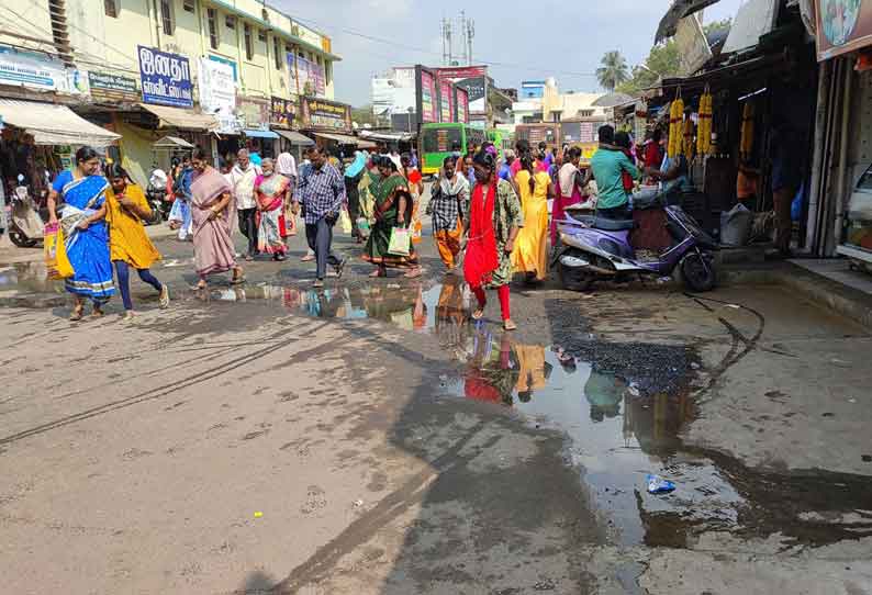 தேங்கி கிடக்கும் கழிவு நீரால் பயணிகள் அவதி