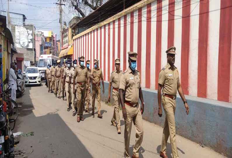 போலீசார் கொடி அணிவகுப்பு