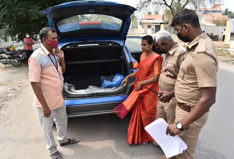 ஈரோடு மாநகர் பகுதியில் பறக்கும் படை அதிகாரிகள் தீவிர வாகன சோதனை