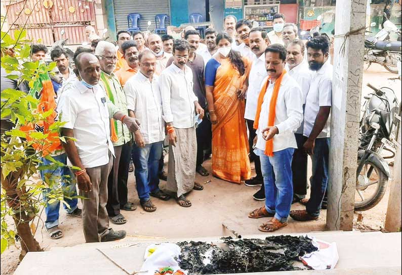 பா.ஜ.க. கொடி, பேனர் தீ வைத்து எரிப்பு மர்மநபர்கள் குறித்து போலீசார் விசாரணை