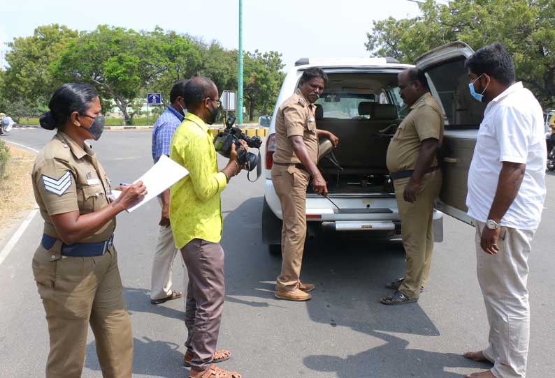 பறக்கும் படை அதிகாரிகள் தீவிர வாகன சோதனை