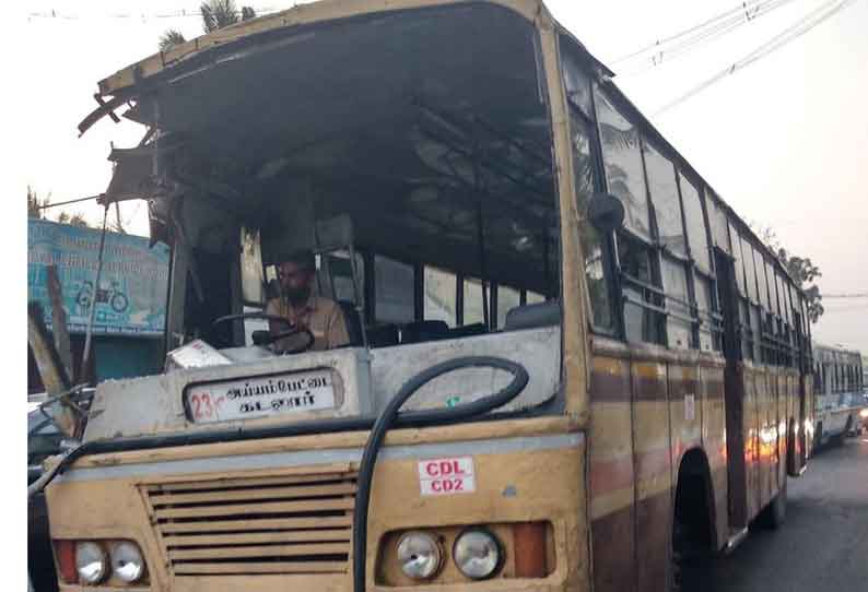 கடலூர் முதுநகரில் அரசு டவுன் பஸ் மீது லாரி மோதல்; டிரைவர் படுகாயம்