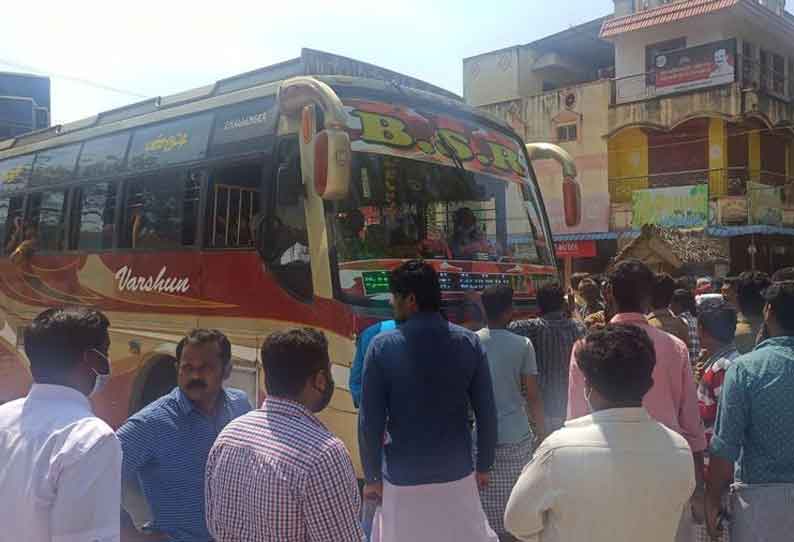 பரங்கிப்பேட்டையில் பரபரப்பு தனியார் பஸ்சை சிறை பிடித்து பொதுமக்கள் போராட்டம்