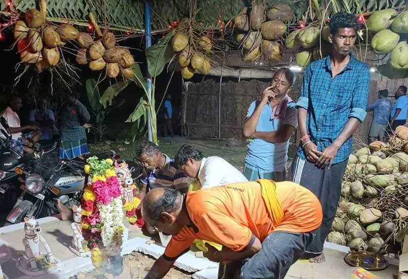 போதமலை கள்ளவழி கருப்பனார் கோவில் திருவிழா 100-க்கும் மேற்பட்ட ஆடு, கோழிகள் பலியிட்டு அன்னதானம்