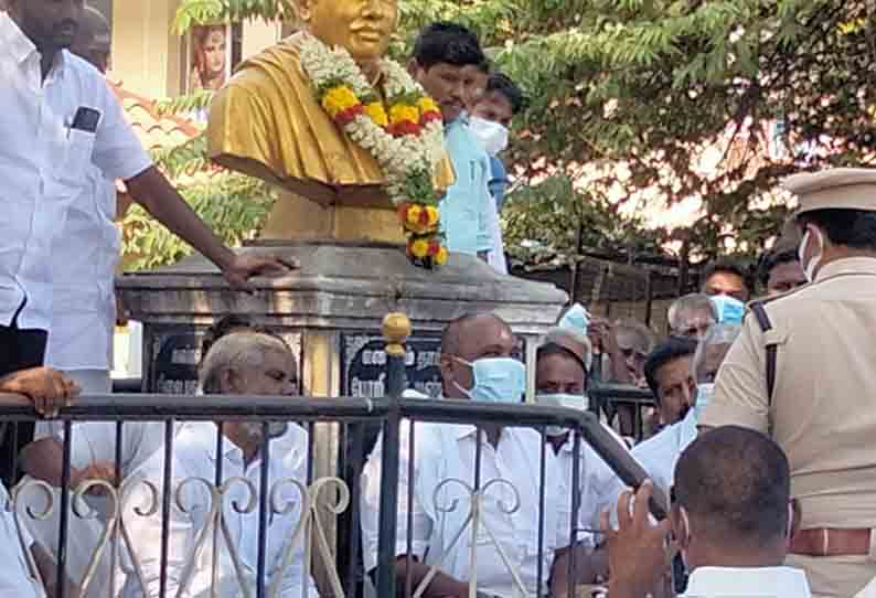 வாடிப்பட்டியில் அ.தி.மு.க. பெண் வேட்பாளர் மனுவை வாபஸ் பெற்றதால் திடீர் பரபரப்பு