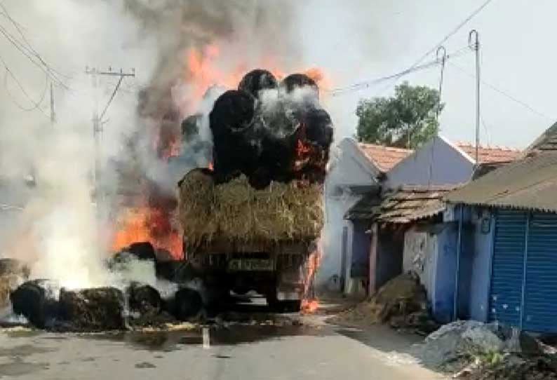 கும்மிடிப்பூண்டி அருகே வைக்கோல் ஏற்றி சென்ற லாரி தீப்பிடித்ததால் பரபரப்பு