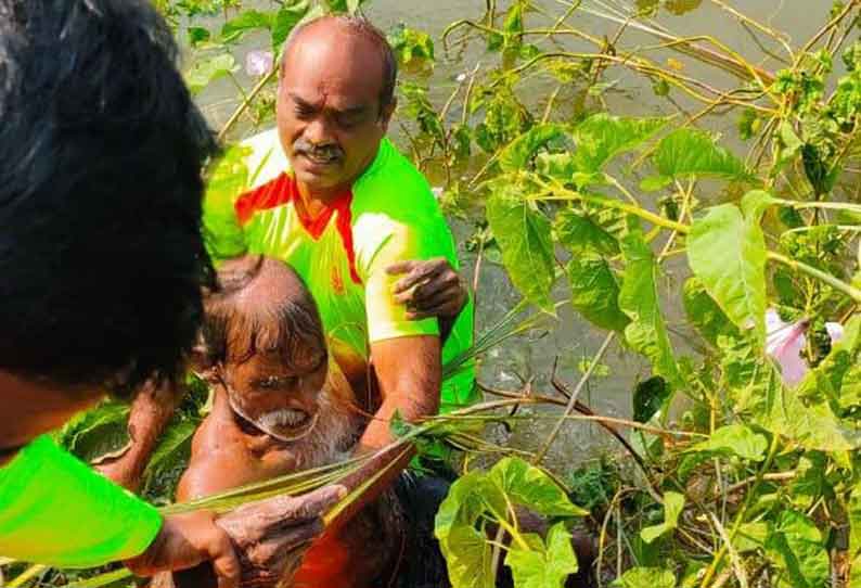 ஆற்றில் மூழ்கிய முதியவர் உயிருடன் மீட்பு