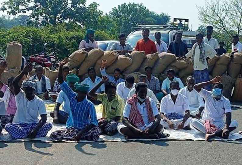 சாலையின் குறுக்கே நெல் மூட்டைகளை அடுக்கி வைத்து விவசாயிகள் போராட்டம்