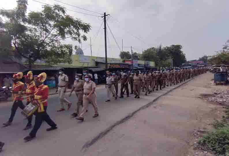 போலீசார் கொடி அணிவகுப்பு