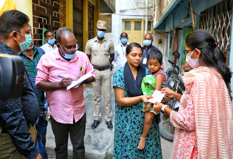 வாக்குச்சாவடி சீட்டு வினியோகத்தை தேர்தல் அலுவலர் ஆய்வு