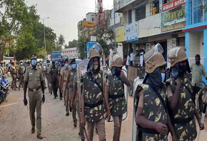 ராமநாதபுரத்தில் போலீசார் கொடி அணிவகுப்பு