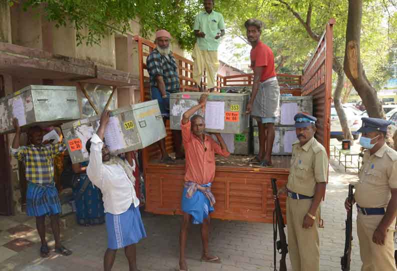 வாக்குப்பதிவு எந்திரங்கள் தேர்தல் நடத்தும் அலுவலர்களிடம் ஒப்படைப்பு