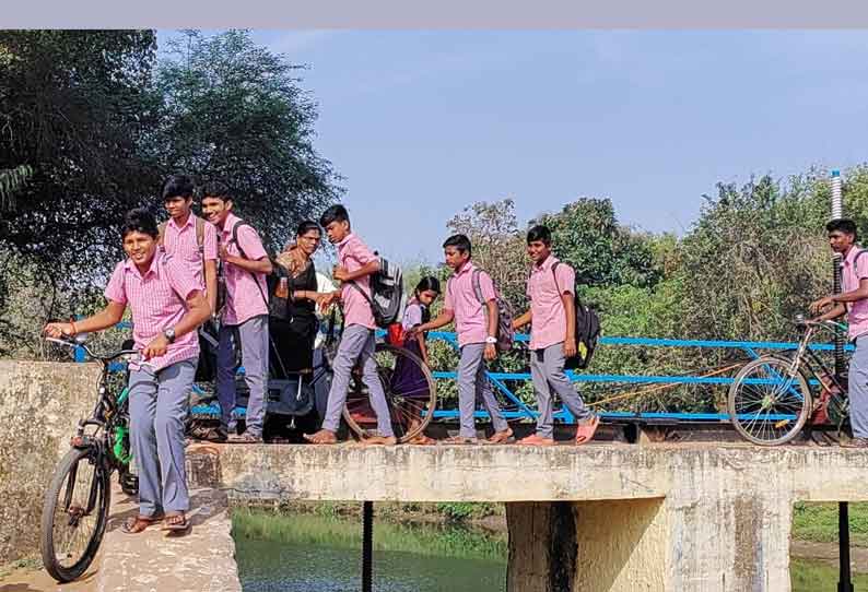 ஆபத்தான பாதையில் மாணவ-மாணவிகள் செல்லும் அவலம்