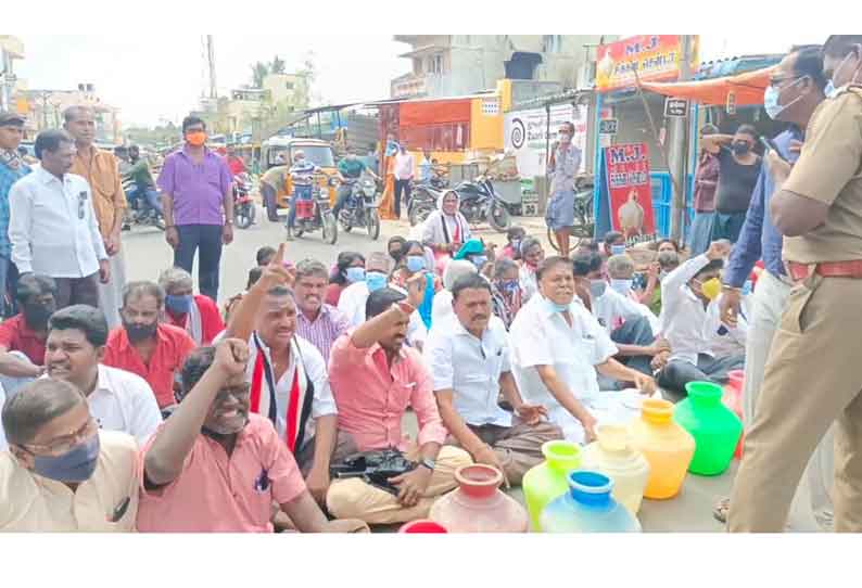 அரக்கோணத்தில் குடிநீர் வழங்காததை கண்டித்து பொதுமக்கள் காலிக்குடங்களுடன் சாலை மறியலில்