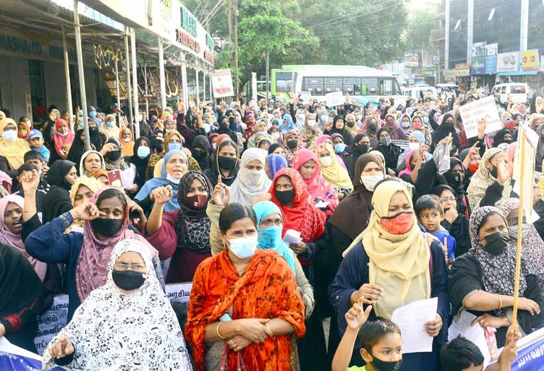 ஹிஜாப் அணிய எதிர்ப்பு தெரிவித்ததை கண்டித்து ஆர்ப்பாட்டம்; 380 பேர் கைது