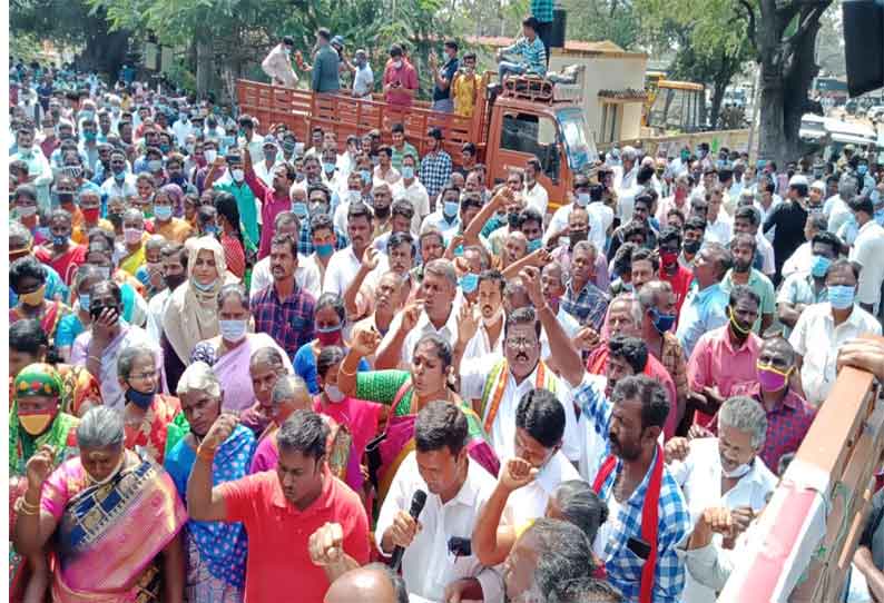 இரவு நேர போக்குவரத்து தடை -  2 ஆயிரத்துக்கு மேற்பட்டோர் போராட்டம்...!