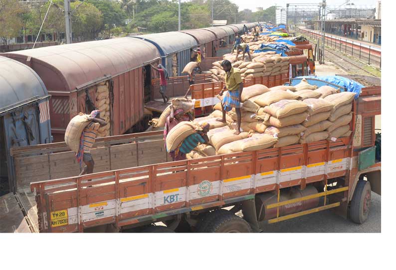 தெலுங்கானாவில் இருந்து திண்டுக்கல்லுக்கு ரெயிலில் வந்த 1,600 டன் ரேஷன் அரிசி