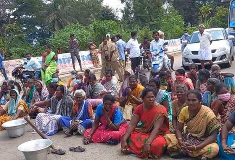 100 நாள் வேலை வழங்கக்கோரி கிராம மக்கள் சாலை மறியல்