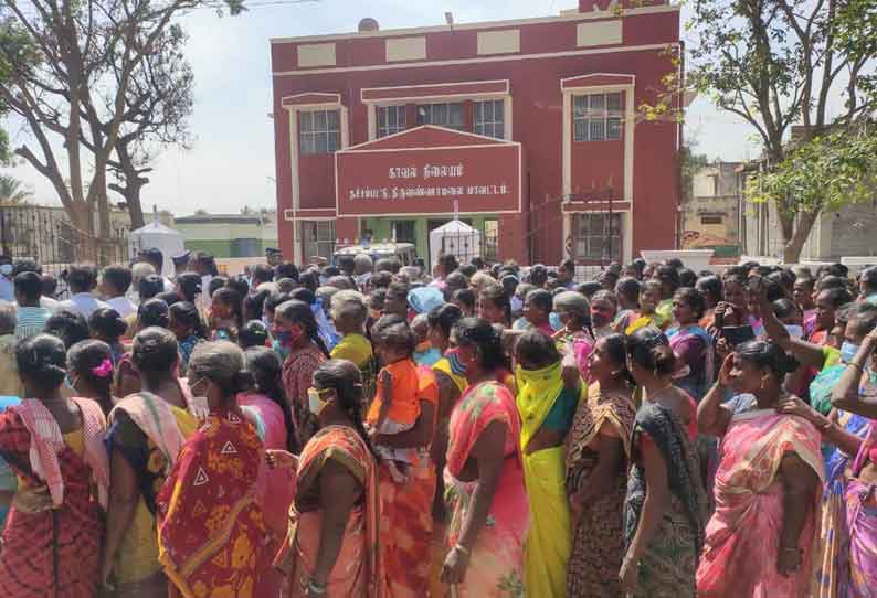 போலீஸ் நிலையத்தை முற்றுகையிட்டு பொதுமக்கள் போராட்டம்